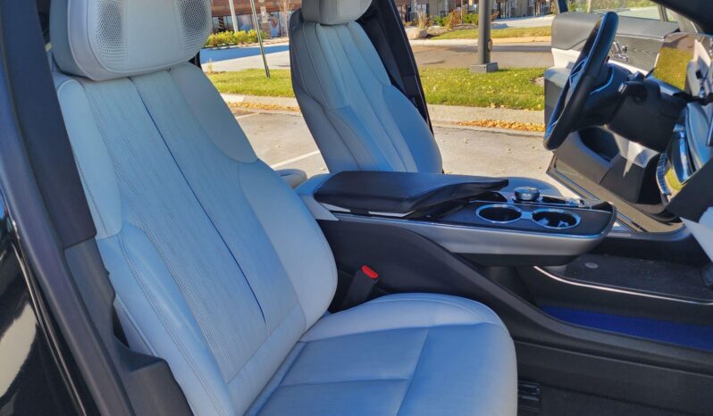 								2024 Cadillac Lyriq AWD Luxury 2 full									