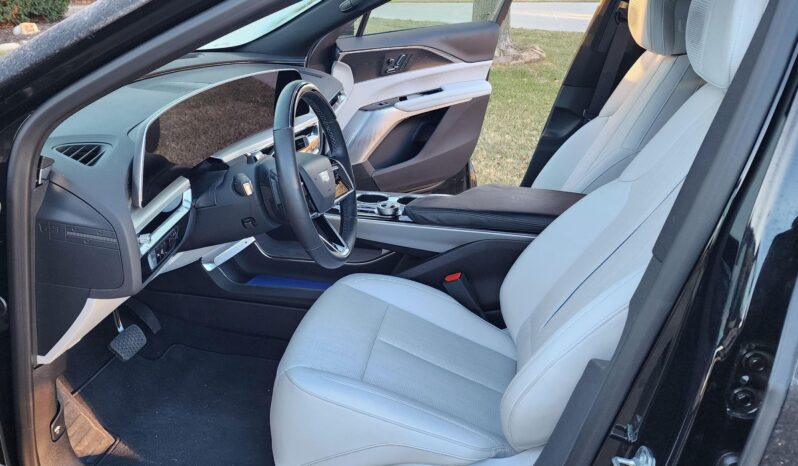 								2024 Cadillac Lyriq AWD Luxury 2 full									