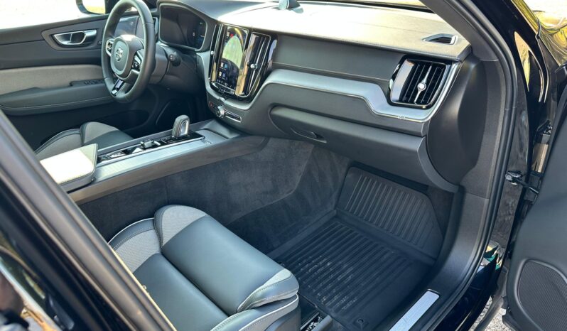 								2022 Volvo XC60 T8 R-Design Extended Range full									