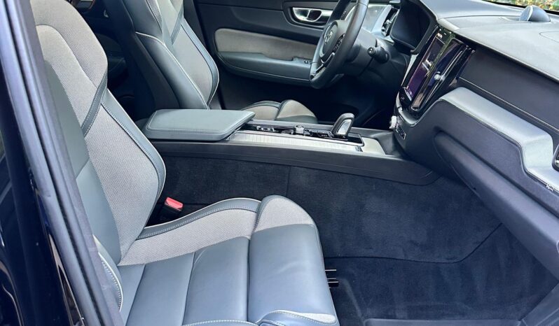 								2022 Volvo XC60 T8 R-Design Extended Range full									