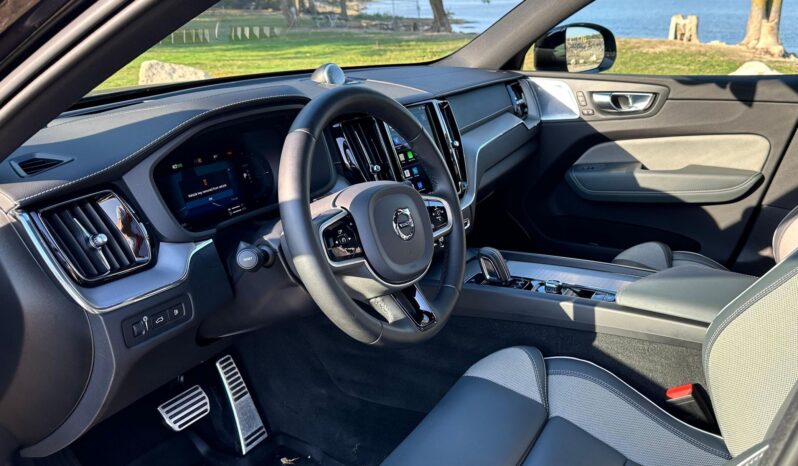 								2022 Volvo XC60 T8 R-Design Extended Range full									