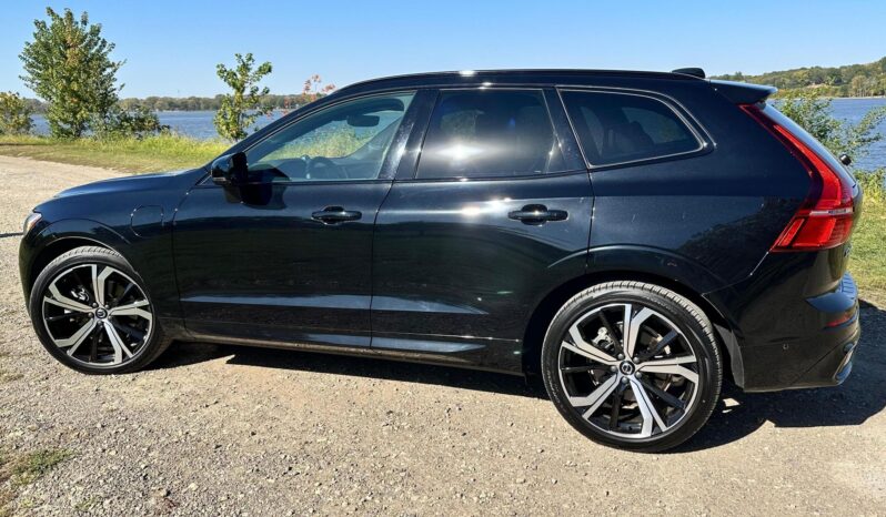 								2022 Volvo XC60 T8 R-Design Extended Range full									