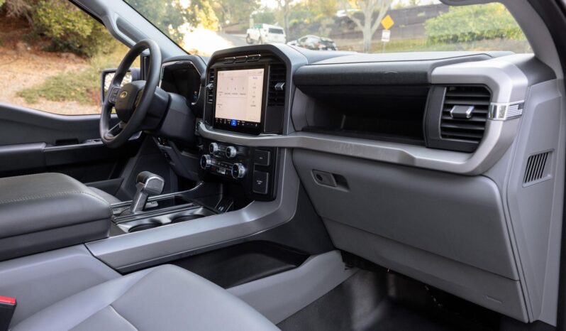 								2023 Ford F-150 Lightning full									