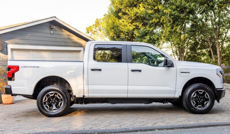 								2023 Ford F-150 Lightning full									