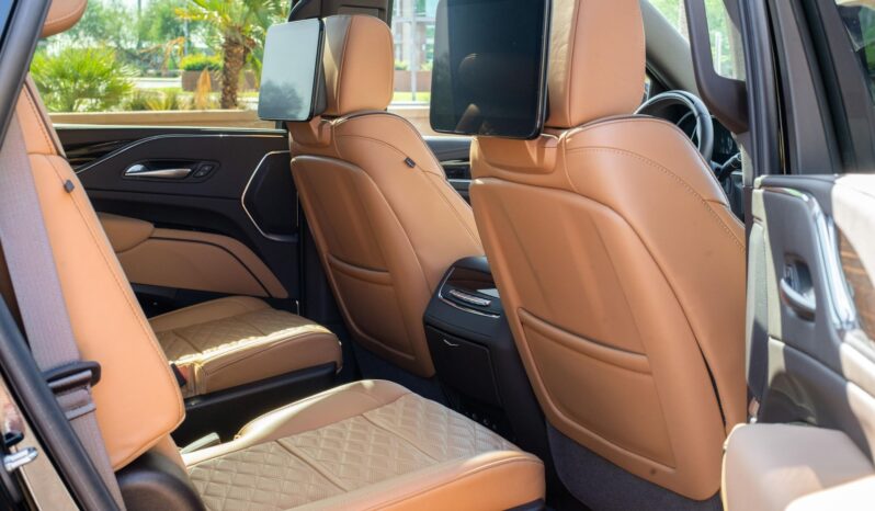 								2023 Cadillac Escalade 4WD Sport full									