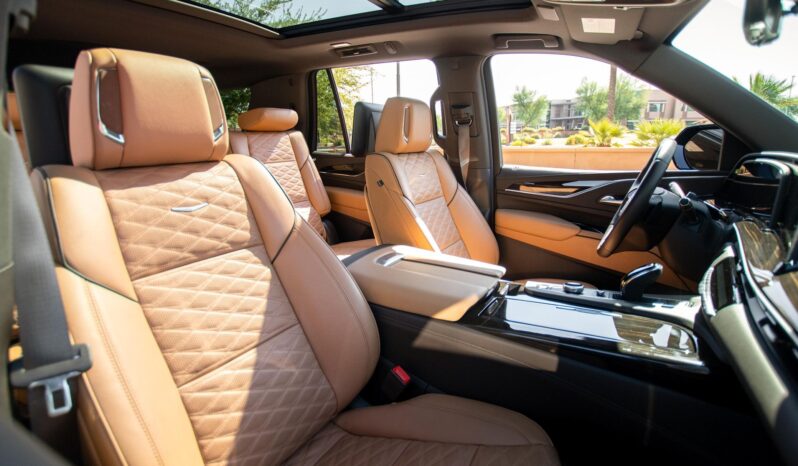 								2023 Cadillac Escalade 4WD Sport full									