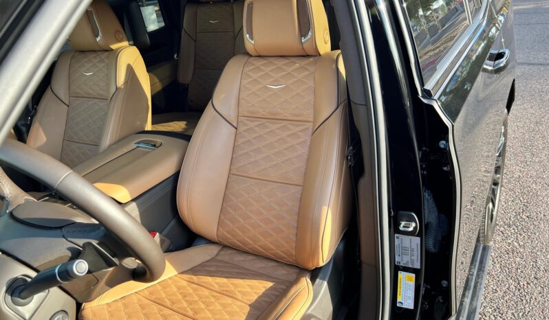 								2023 Cadillac Escalade 4WD Sport full									