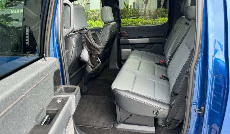 								2022 Ford F-150 Lightning Lariat full									