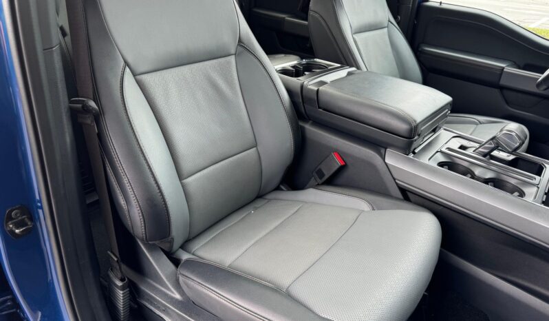 								2022 Ford F-150 Lightning Lariat full									