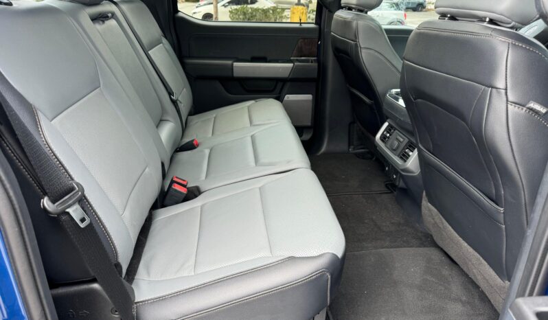 								2022 Ford F-150 Lightning Lariat full									