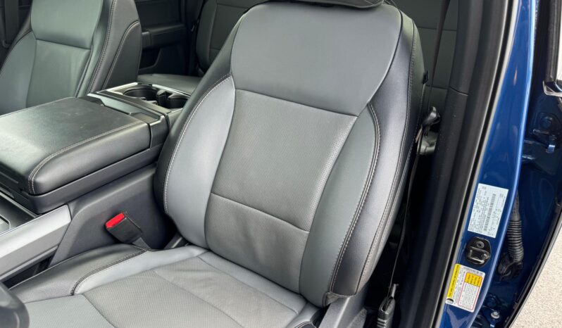 								2022 Ford F-150 Lightning Lariat full									