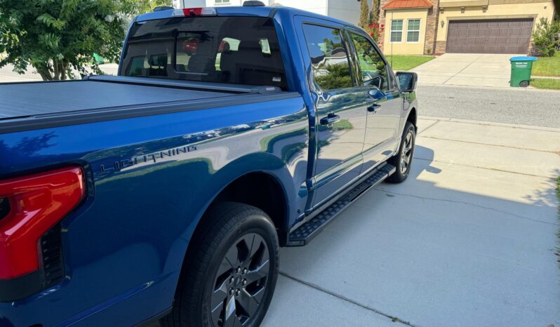 								2022 Ford F-150 Lightning Lariat full									