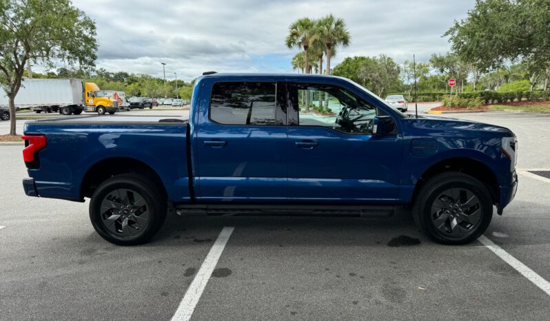 								2022 Ford F-150 Lightning Lariat full									