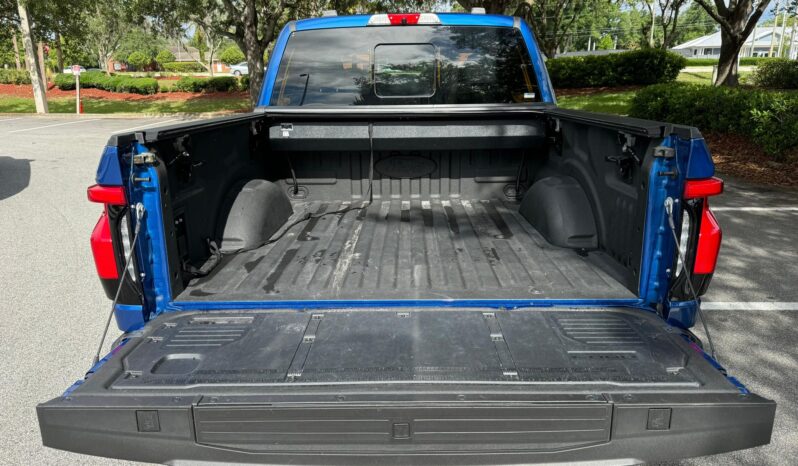 								2022 Ford F-150 Lightning Lariat full									