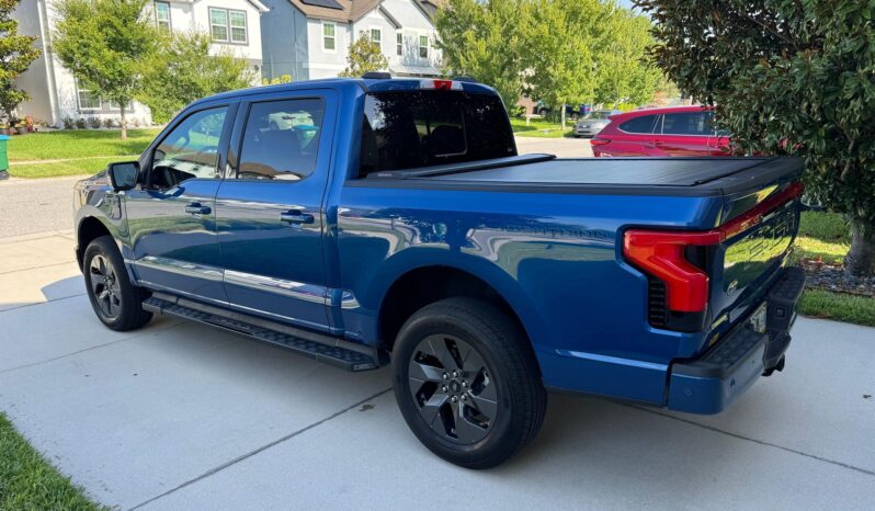 								2022 Ford F-150 Lightning Lariat full									