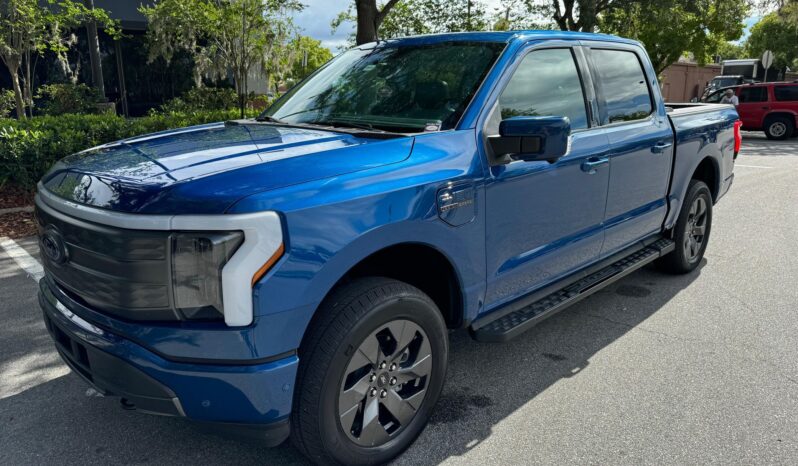 								2022 Ford F-150 Lightning Lariat full									