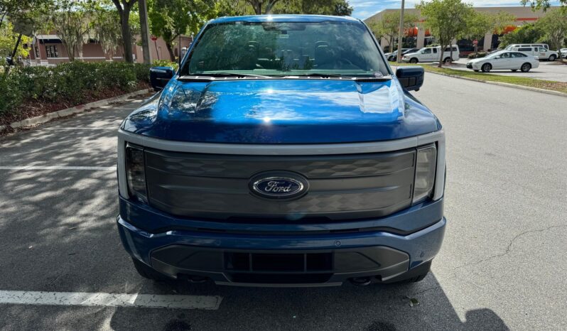 								2022 Ford F-150 Lightning Lariat full									