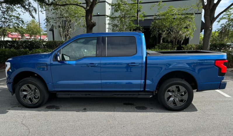 								2022 Ford F-150 Lightning Lariat full									