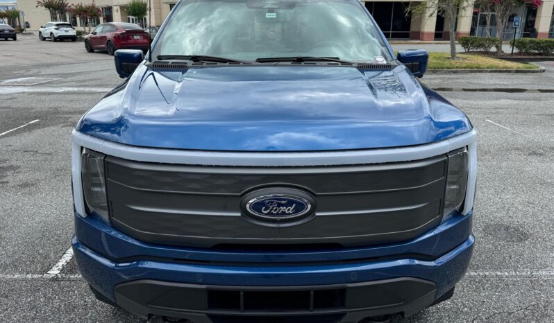 								2022 Ford F-150 Lightning Lariat full									