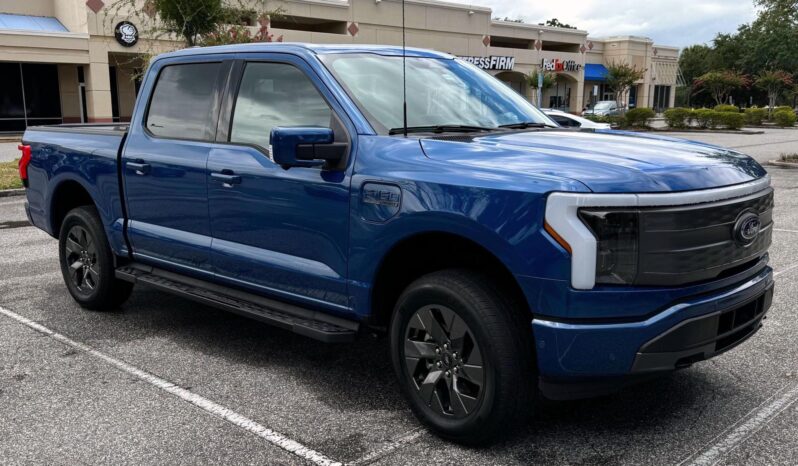 								2022 Ford F-150 Lightning Lariat full									